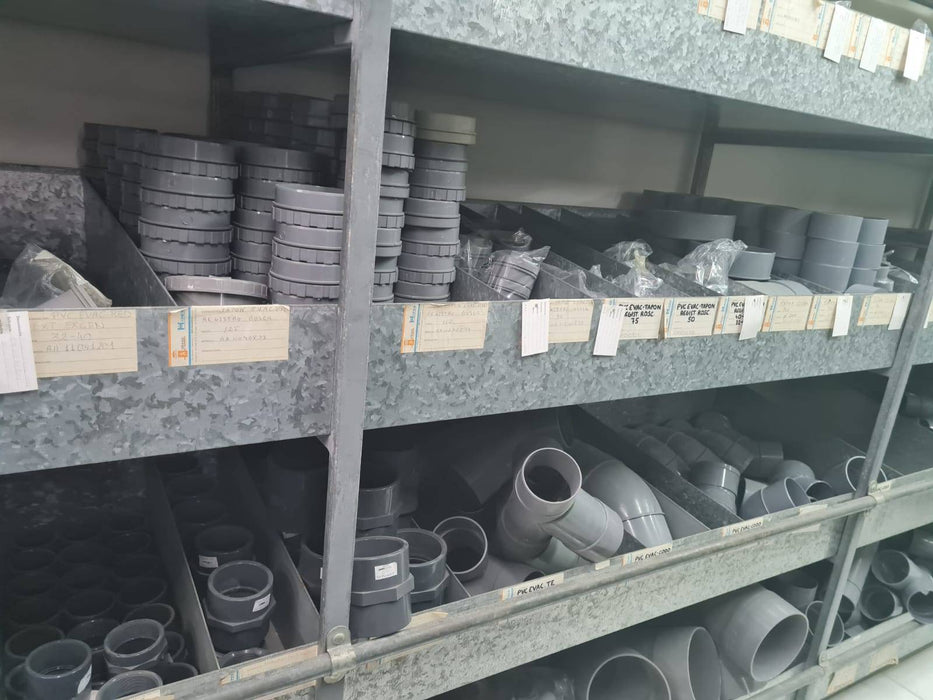 Lote de accesorios y tubos de PVC para evacuación