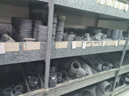 Lote de accesorios y tubos de PVC para evacuación