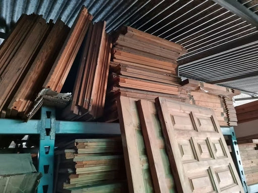 Lote de Puertas y Ventanas de Madera